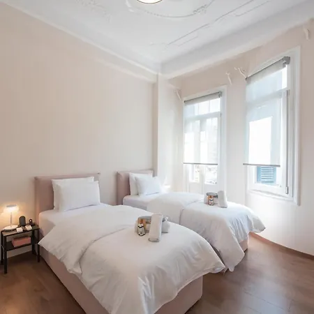 Fandango By Halu!, Gorgeous Neoclassical Next To Metro Station Apartment